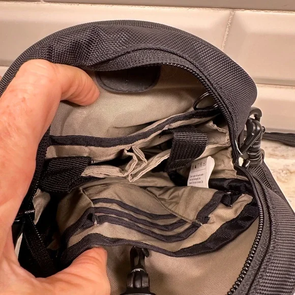 Pacsafe 100 Metrosafe Black Crossbody Bag RFID Like New - Picture 4 of 5